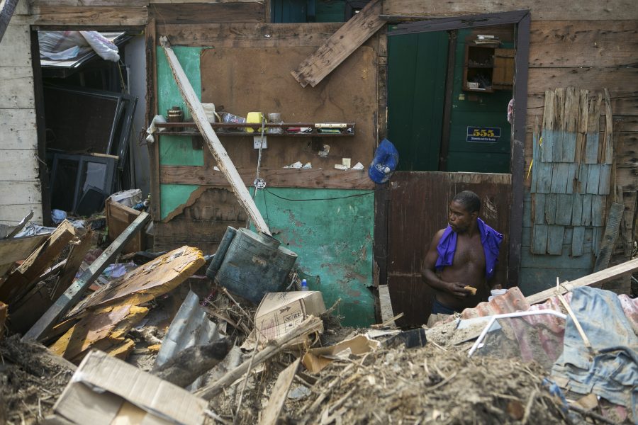 Rufus Joseph framför resterna av sitt hus på Dominica i Västindien efter orkanen Marias framfart 2017.