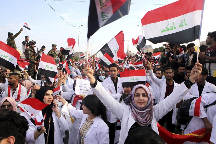 Studenter deltar i regeringskritiska demonstrationer i al-Basra i sydöstra Irak.