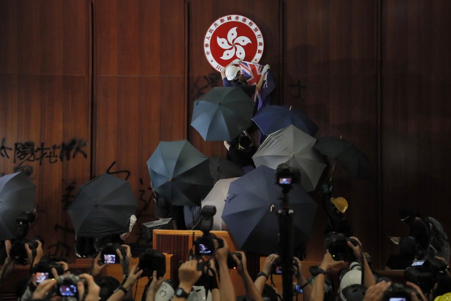 Demonstranter intog i juli Hongkongs lagstiftande församling i protest mot den föreslagna utlämningslagen.