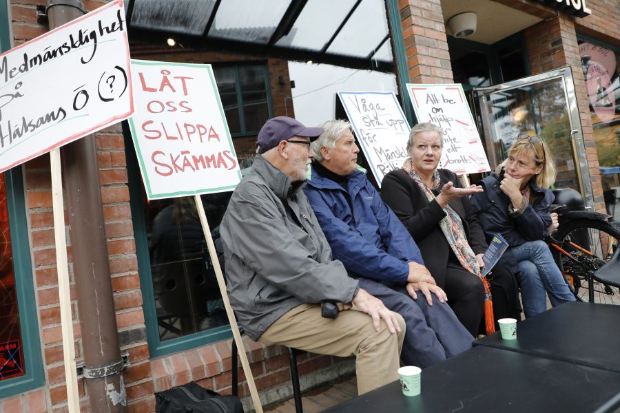 Rune Forsbeck, Christian Jansson, Anna Fandin och Gill Lindroos protesterade i Lidingö centrum på lördagen mot ett tiggeriförbud.