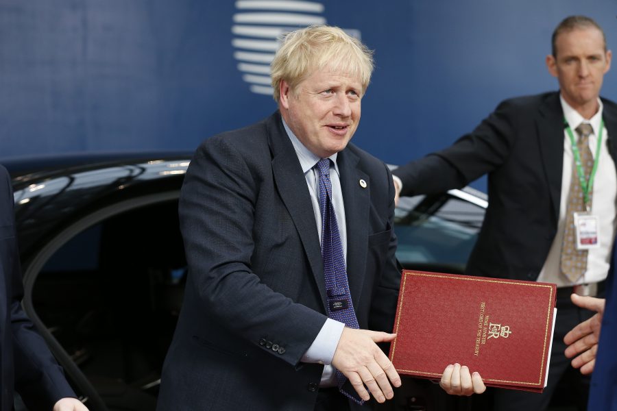 Storbritanniens premiärminister Boris Johnson inför en presskonferens i Bryssel i torsdags där han meddelade att han nått ett nytt brexitavtal med EU.