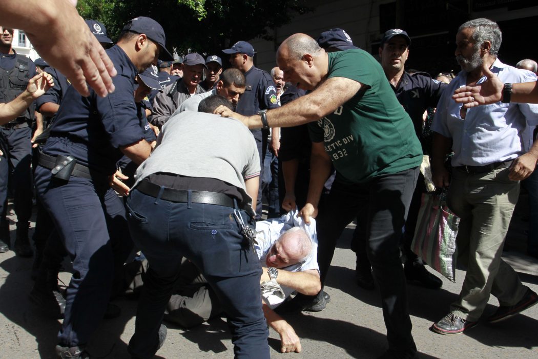 En man grips av polisen i samband med demonstrationen som stoppades.