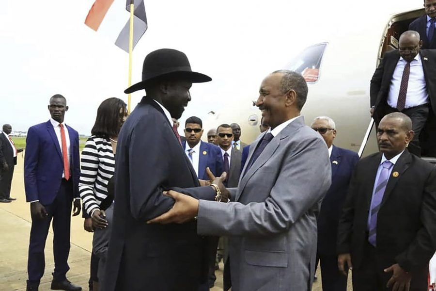 Sydsudans president Salva Kiir (till vänster) tog i måndags emot general Abd al-Fattah al-Burhan, ledare för Sudans styrande övergångsråd, inför fredssamtalen.