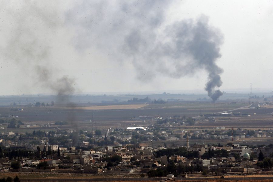 En bild tagen från den turkiska sidan av gränsen den 20 oktober visar rök stiga från den syriska sidan.