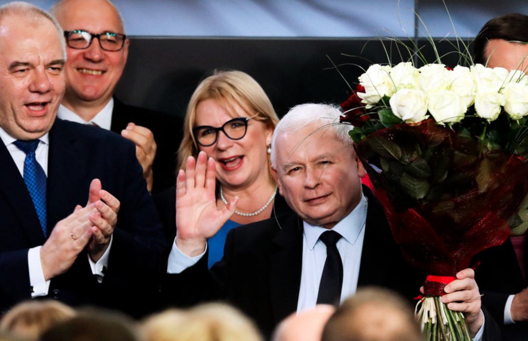 Jaroslaw Kaczynski, ledare för nationalistiska partiet Lag och rättvisa (PIS), utropade sig på söndagskvällen till segrare i det polska parlamentsvalet.