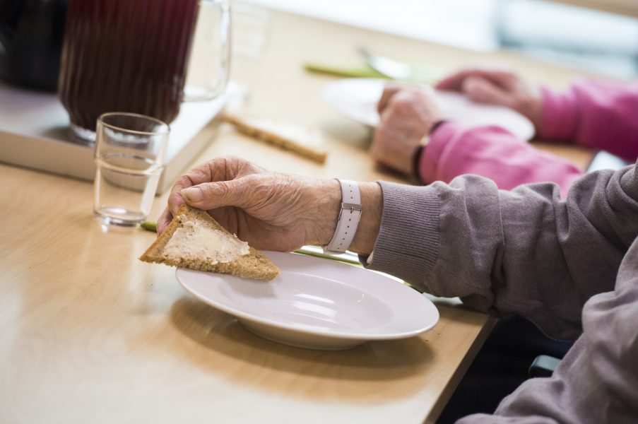 Risken för att skada sig ökar i samband med att många äldre får minskad aptit med åren.