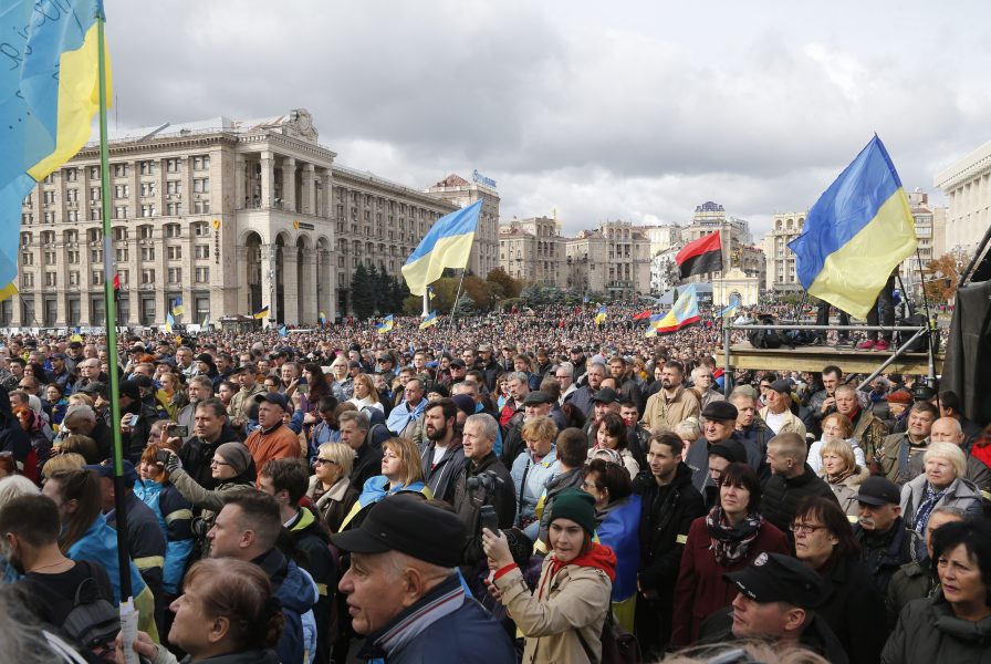 Demonstranter i Kiev som i söndags protesterade mot fredsplanen.