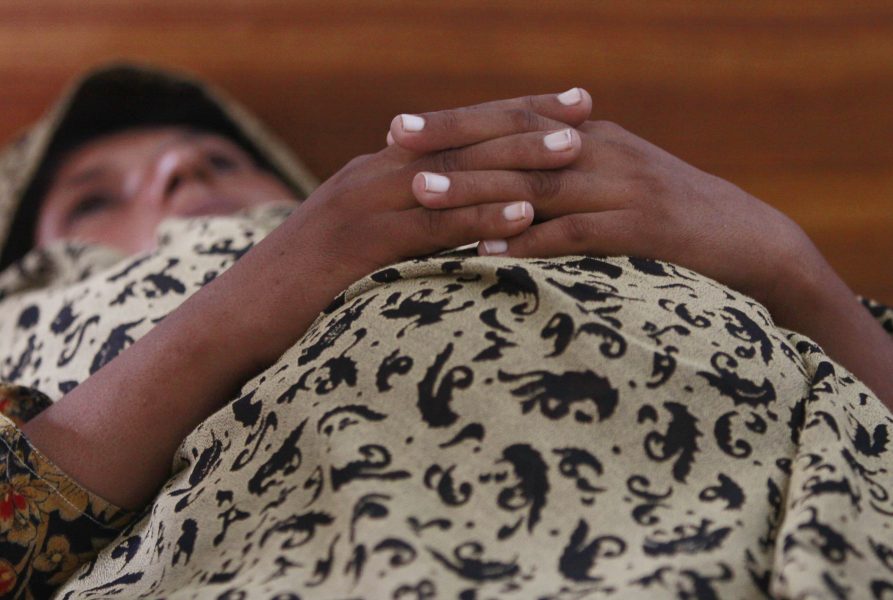 Många kvinnor i låginkomstländer behandlas illa vid förlossningen.