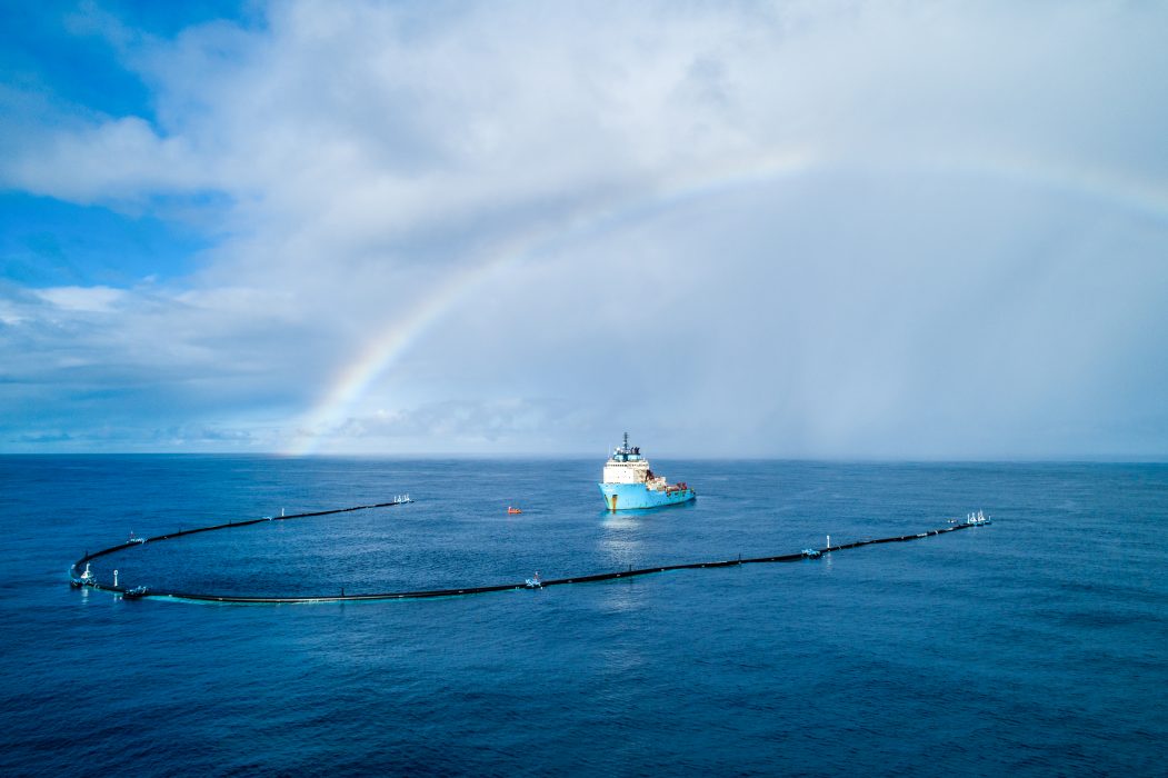 Plastskräp samlas I fem stora plastskräphögar I världshaven, den största återfinns i Stilla havet, mellan Hawaii and Californien.