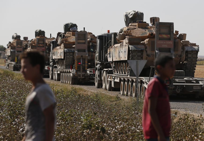 Turkiska styrkor på väg mot gränsen.
