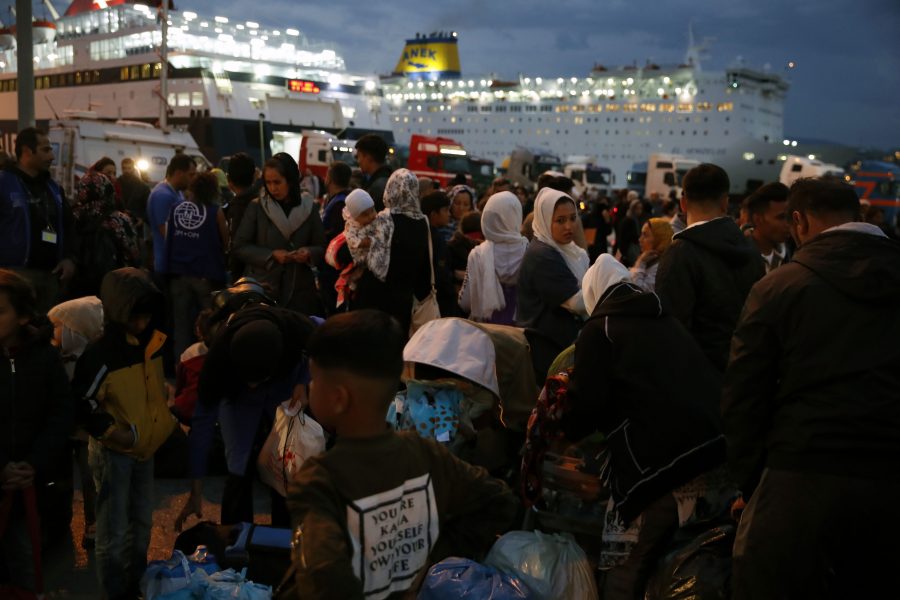 Människor på flykt anländer till Piraeus utanför Aten.