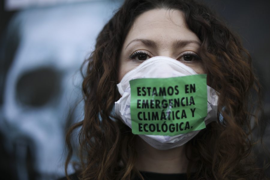 "Vi är i ett nödläge för klimatet och ekologin" står det på ansiktsmasken som en demonstrant bär vid demonstrationer utanför Brasiliens ambassad i Argentinas huvudstad Buenos Aires i augusti i år.