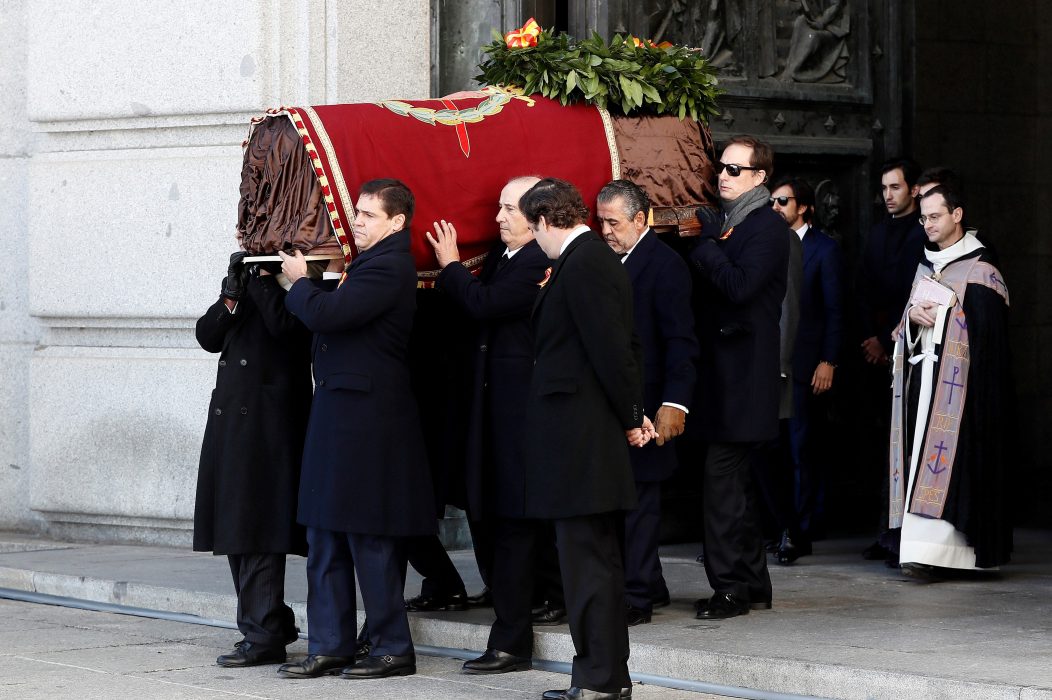 Francisco Francos släktingar bär ut den tidigare diktatorns kista ur mausoleet De stupades dal.