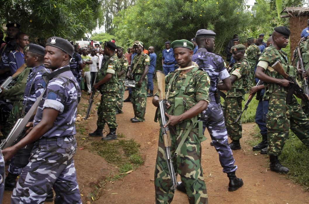 Polis och militär på plats i Ruhagarika, nordvästra Burundi, efter en attack i maj 2018 som skördade 26 människoliv.