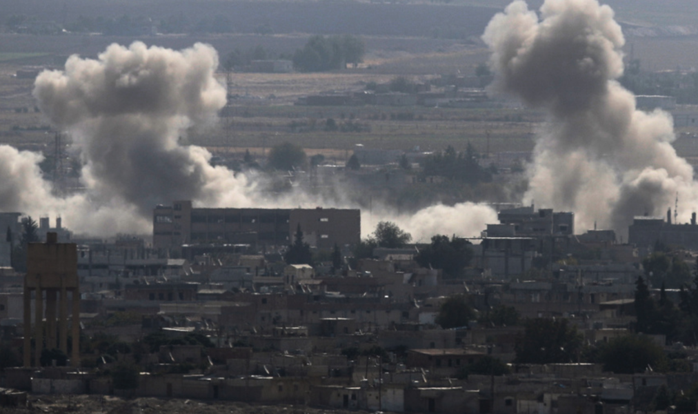 Rökmoln stiger från den kurdkontrollerade staden Ras al-Ayn nära gränsen, efter turkiskt bombardemang.