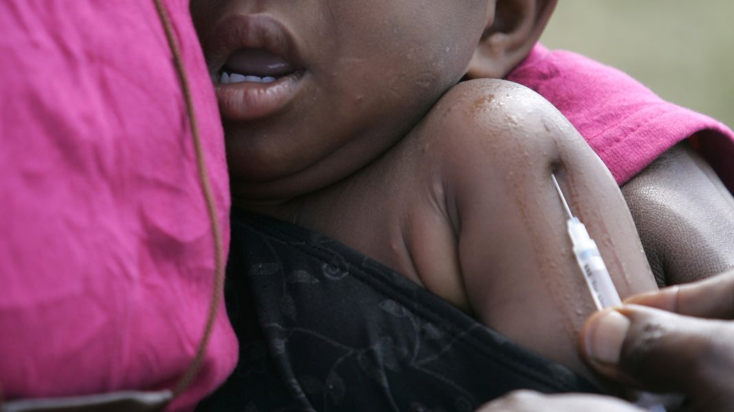 En pojke i Kongo-Kinshasa vaccineras mot mässlingen.
