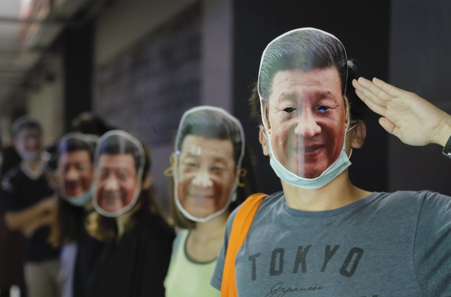 Demonstranter i Hongkong bär masker av Kinas president Xi Jinping.