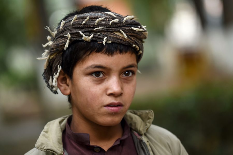 Sabir, elva år, säljer torkad frukt och nötter på Kabuls gator.