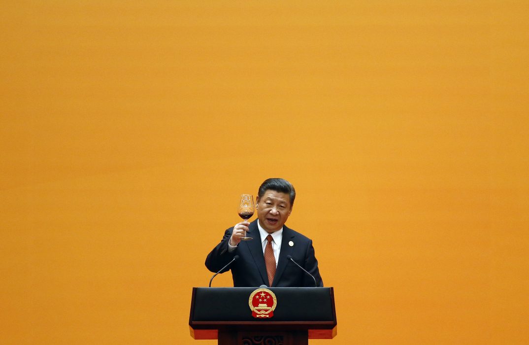 Kinesiske presidenten Xi Jinping skålar vid invigningen av forumet Belt and Road.