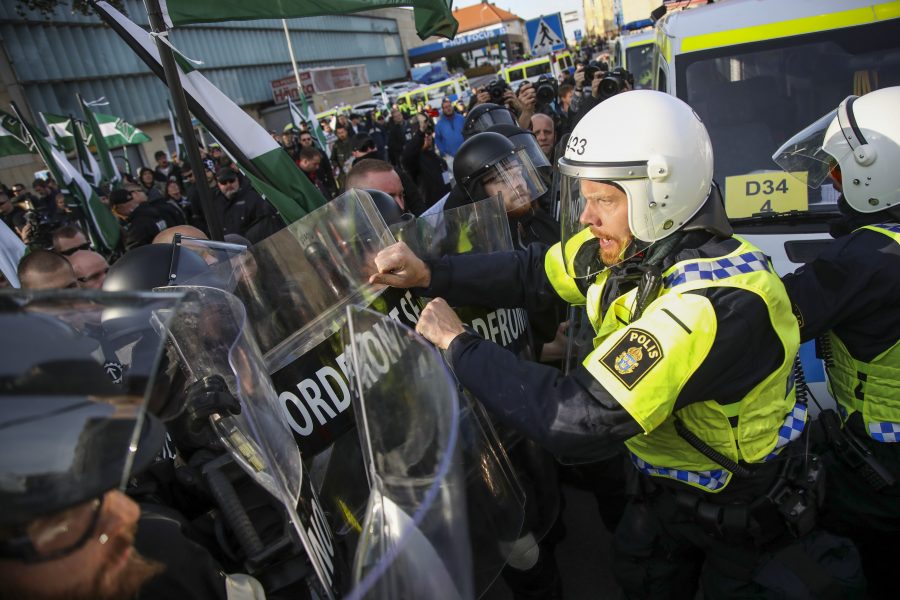 Demonstranter från Nordiska motståndsrörelsens (NMR) konfronteras av kravallpoliser vid demonstrationen i centrala Göteborg under bokmässan 2017.