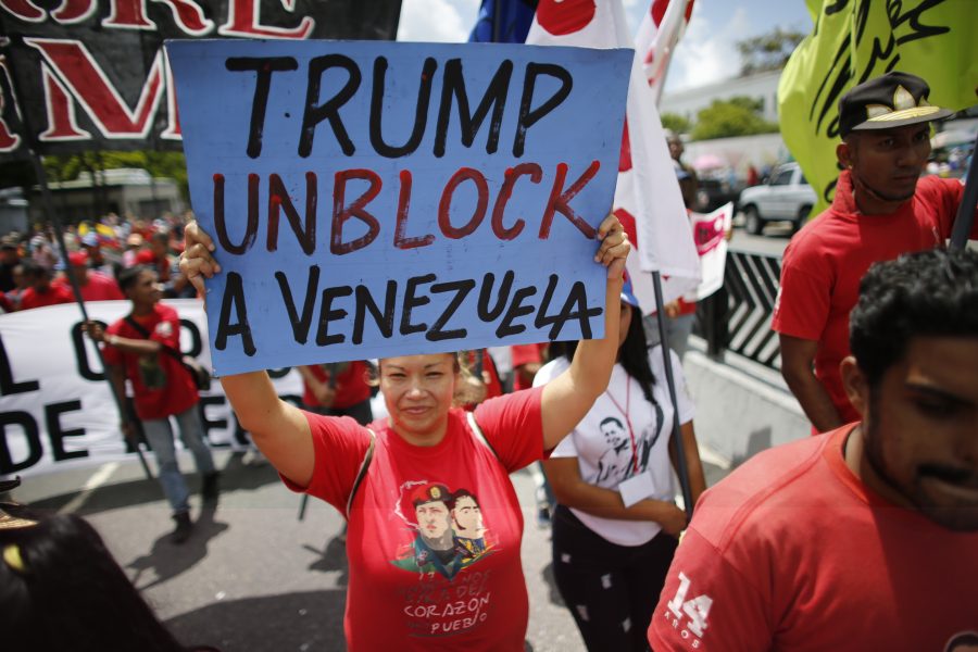 Protester mot USA:s sanktioner mot Venezuela i Caracas.