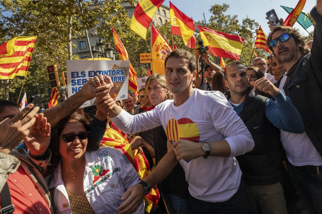 Många tog till gatorna i Barcelona på söndagen för att visa att de vill att Katalonien ska fortsätta att vara en del av Spanien.