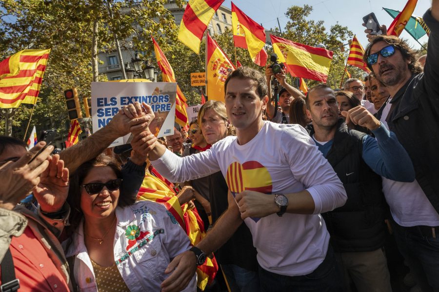Många tog till gatorna i Barcelona på söndagen för att visa att de vill att Katalonien ska fortsätta att vara en del av Spanien.
