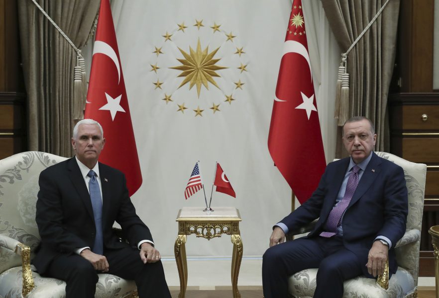 Ett avtal om tillfälligt eldupphör slöts efter att USA:s vice president Mike Pence och Turkiets president Recep Tayyip Erdogan mötts i Ankara.