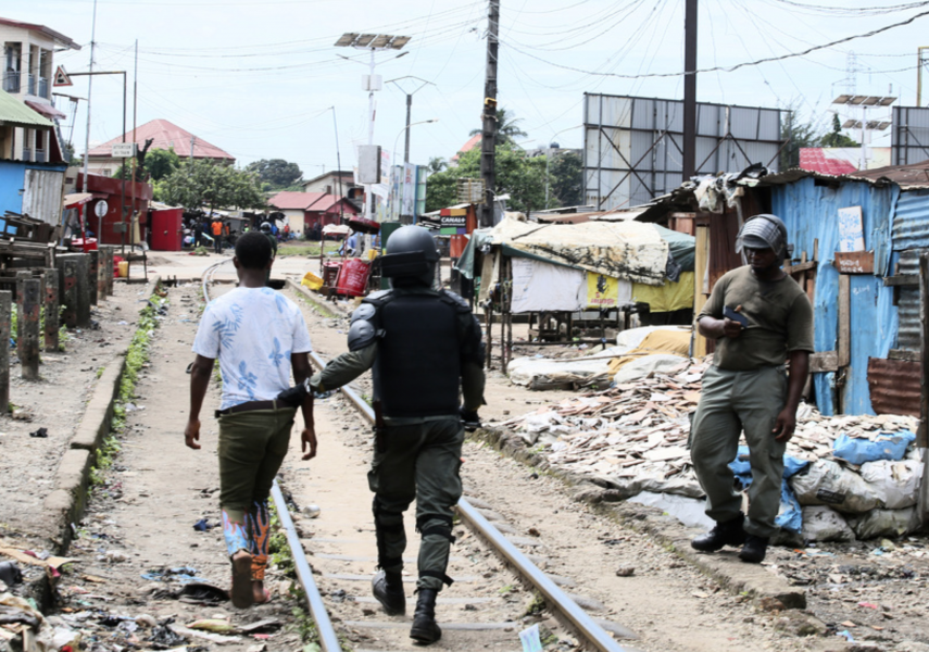 En person frihetsberövas av polis i Guineas huvudstad Conakry.