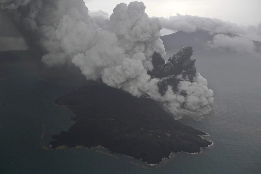 Flodvågen som uppstod efter det att delar av vulkanön Anak Krakatoa rasade dödade runt 430 människor.