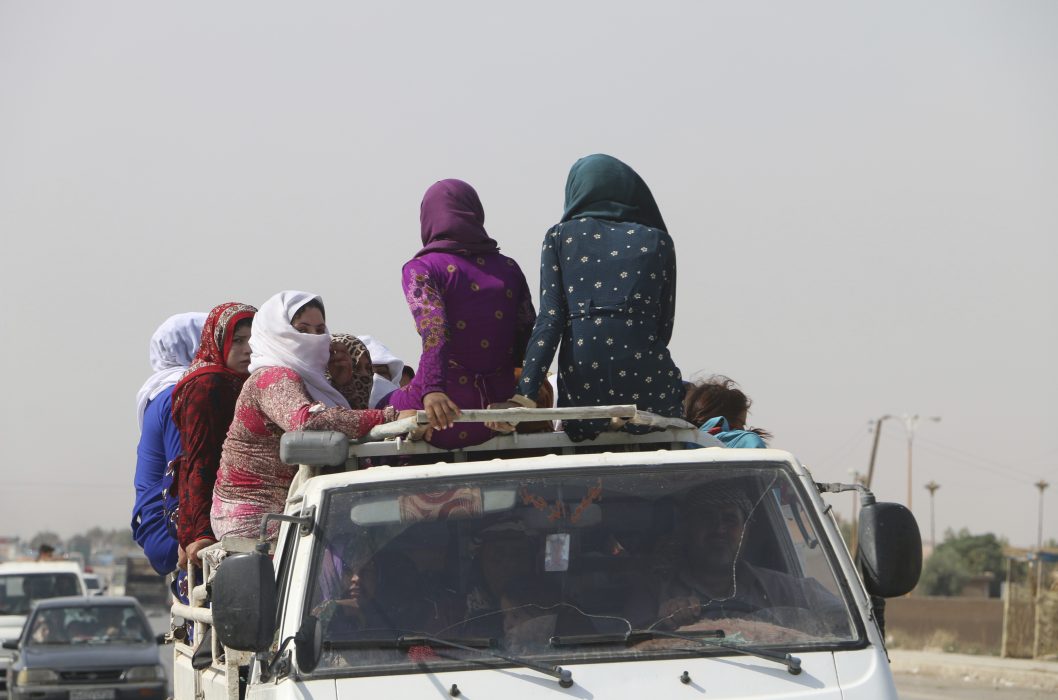 Kvinnor färdas längs en väg i närheten av al-Hasakah, omkring 10 mil söder om gränsen mot Turkiet, i fredags.