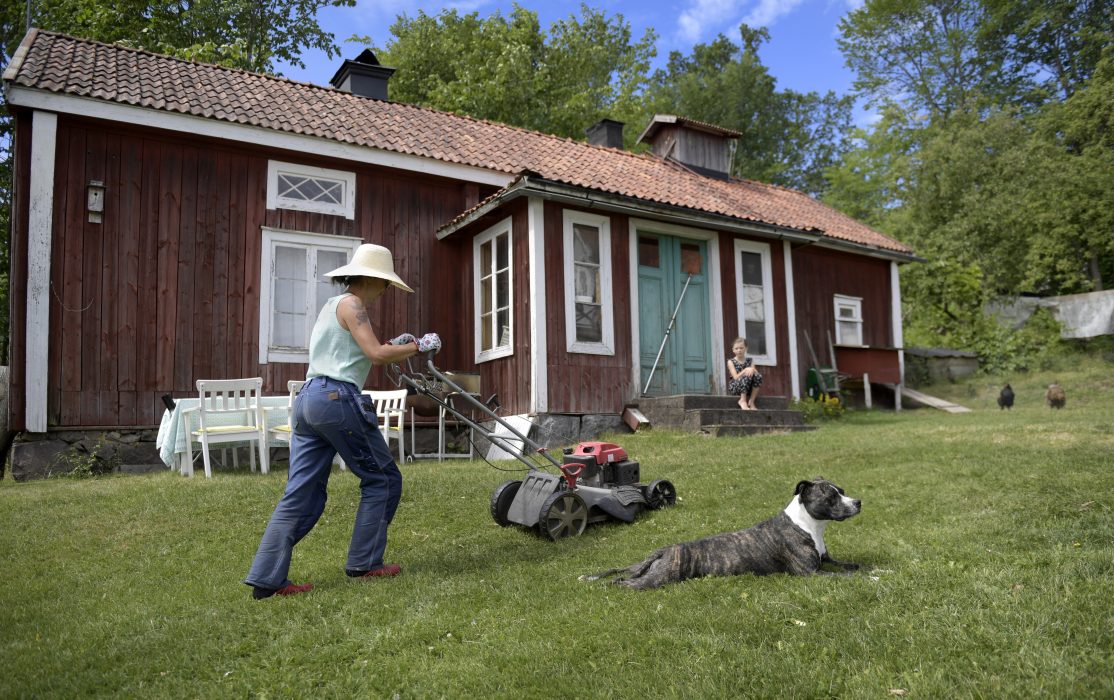 Fyra av tio utrikesfödda har under senaste året varken haft tillgång till ett lantställe eller rest på minst en veckas semester.