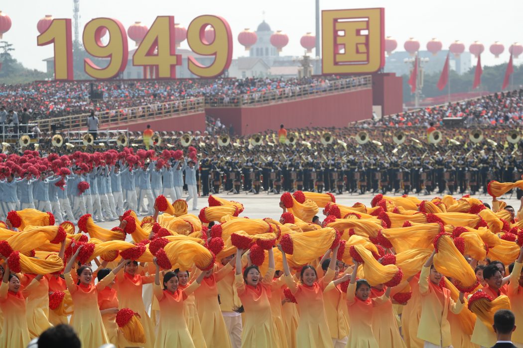 Tusentals människor deltar i det enorma firandet i Peking av Kinas 70-årsdag.