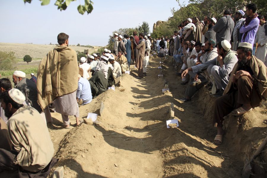 Begravning av offren från bombattantatet mot en moske i Kabul under fredagen.