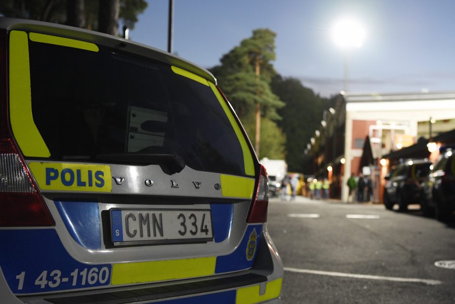 Polisen har gripit fyra personer i Göteborgstrakten, misstänkta för bland annat människohandel.