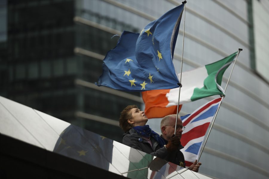 Motståndare till brexit håller uppp flaggor från EU; Iralnd och Storbritannien utanför EU-kommissionen i Bryssel.