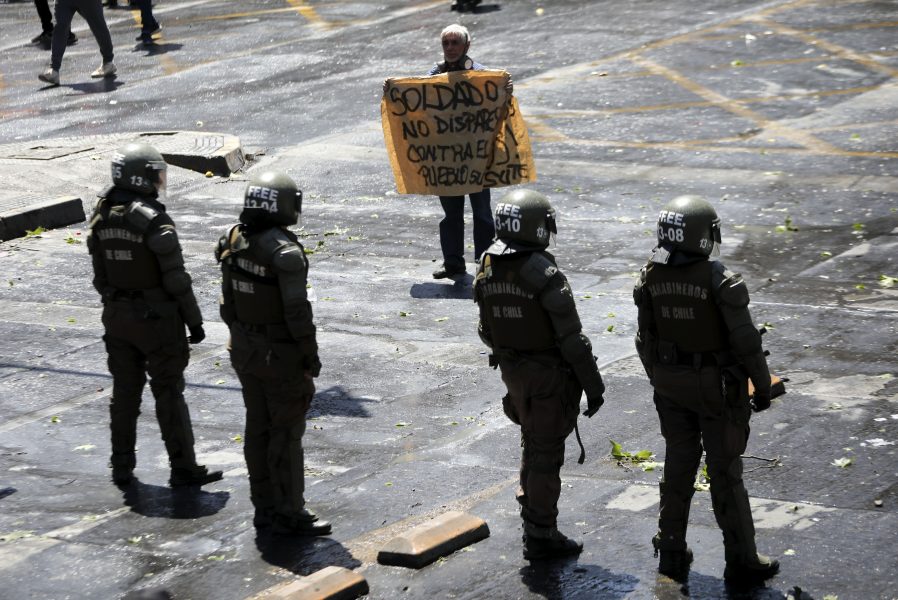 "Soldater, skjut inte på folket", Santiago 23 oktober.