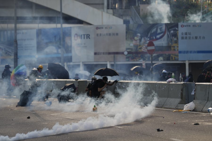 Polisen i Hongkong sköt tårgas och gummikulor under nya protester under gårdagen.