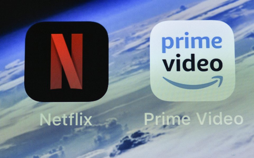 Startikonerna till strömningstjänsterna Netflix och AmazonPrime på en smartphone.