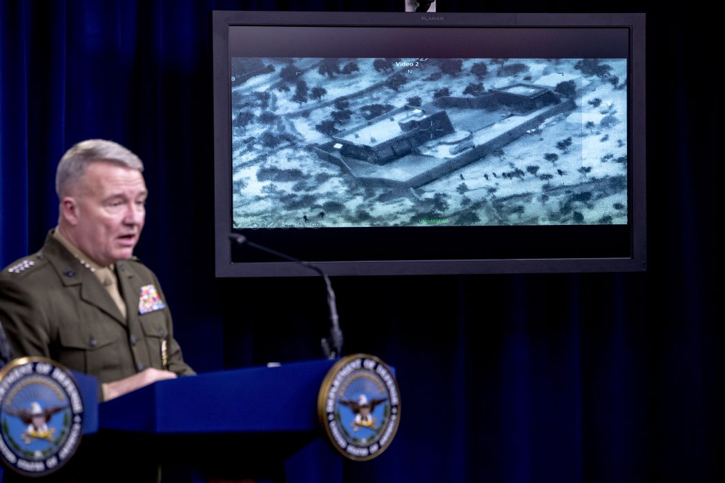 USA:s general Kenneth McKenzie visar en video från räden mot IS-ledaren al-Baghdadi.