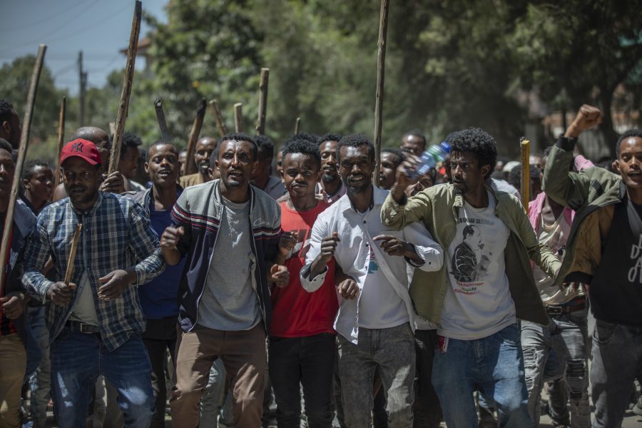 Anhängare till aktivisten Jawar Mohammed skanderar slagord till stöd för honom utanför hans hem i Addis Abeba i torsdags.