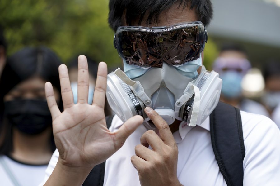 En demonstrant med gasmask i Hongkong.