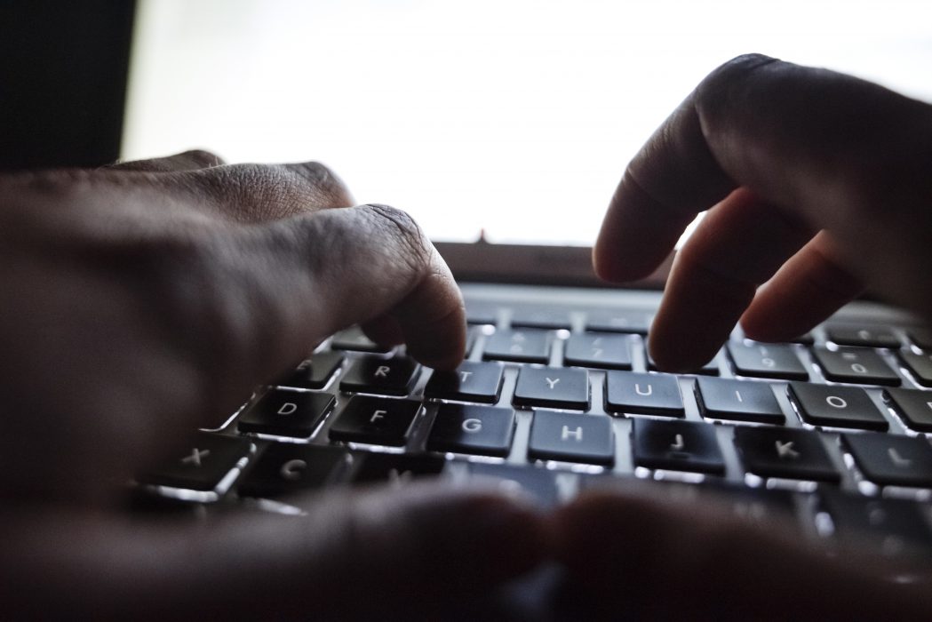 Polisen ska få möjlighet att gå in i brottsmisstänktas datorer och mobiler för att läsa krypterad information.
