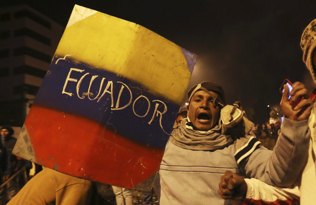 Demonstranter i huvudstaden Quito firar beskedet om att regeringen återinför bränslesubventionerna.