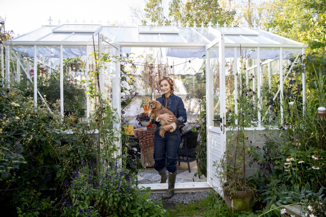 Trädgårdsprofilen Linda Schillén och hunden Ester njuter lite extra av trädgården om hösten.