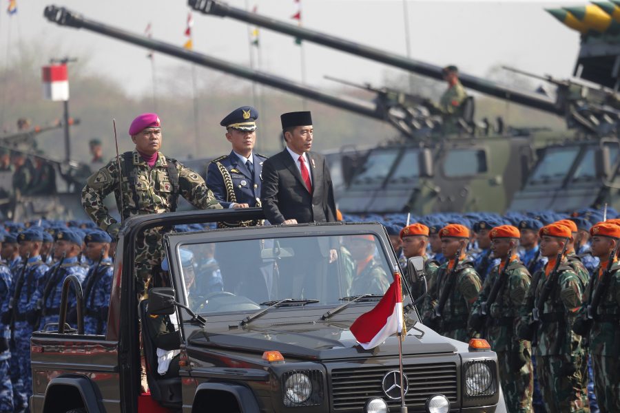 President Joko Widodo, inspekterar sina militära trupper i Jakarta.