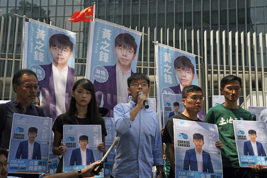 Joshua Wong, i mitten, talar vid ett evenemang för demokrati i september.