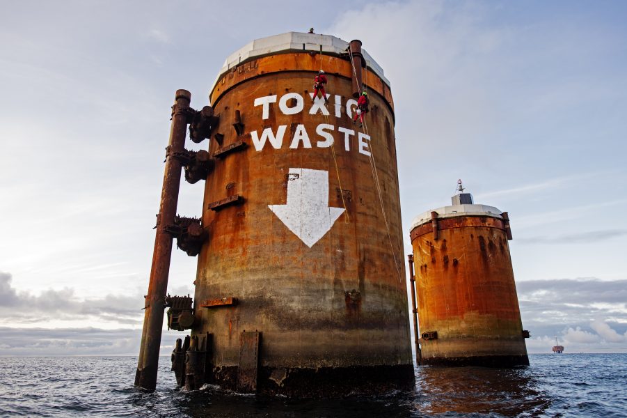 Aktivister från miljöorganisationen Greenpeace genomförde en aktion mot Shell, där de klättrade upp på några av resterna från oljeriggarna, vecklade ut banderoller och skrev "toxic waste".