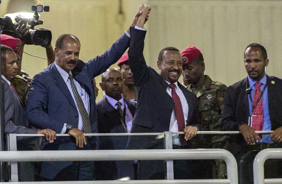 Eritreas diktator Isaias Afwerki, tvåa från vänster, håller hand med Etiopiens premiärminister Abiy Ahmed, när fredsavtalet ingicks i juli i fjol.