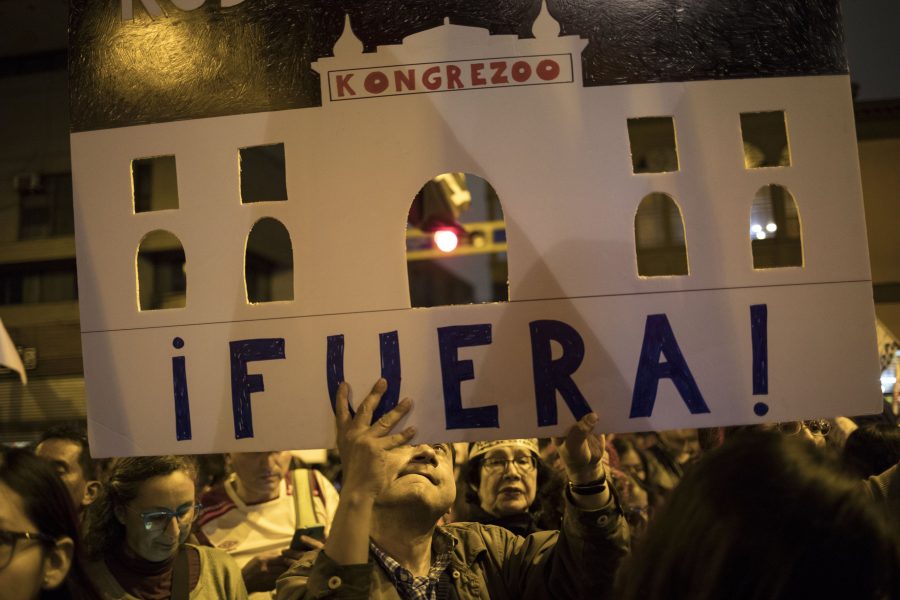 Demonstration till stöd för president Vizcarra i Lima på måndagen.